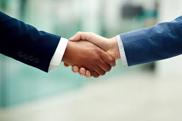 Ist Ein Deal Zwei Nicht Identifizierbare Geschäftsleute Beim Händeschütteln Büro — Stockfoto