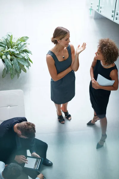Hablando Negocios Oficina Alto Ángulo Tiro Dos Mujeres Negocios Hablando — Foto de Stock