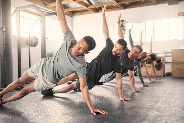 Fitness Cvičení Trénink Sportovní Skupinou Která Společně Protahuje Tělocvičně Pro — Stock fotografie
