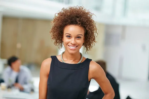 彼女は毎日仕事に積極的な態度をもたらす 現代のオフィスに立つ笑顔の若い実業家の肖像画 — ストック写真