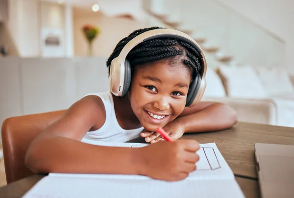 Edukacja Elearning Słuchawki Afrykańskiego Dziecka Słuchające Tłumaczenia Audio Nauki Języka — Zdjęcie stockowe