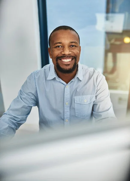 Una Carrera Satisfactoria Retrato Recortado Hombre Negocios Trabajando Computadora Oficina —  Fotos de Stock