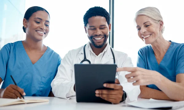 Médico Equipe Tablet Reunião Com Sorriso Para Estratégia Médica Planejamento — Fotografia de Stock