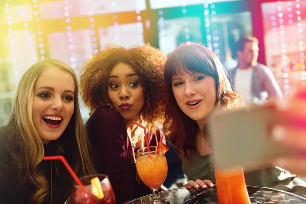 Sobre Ontem Noite Jovens Amigos Tomando Selfies Enquanto Bebem Uma — Fotografia de Stock
