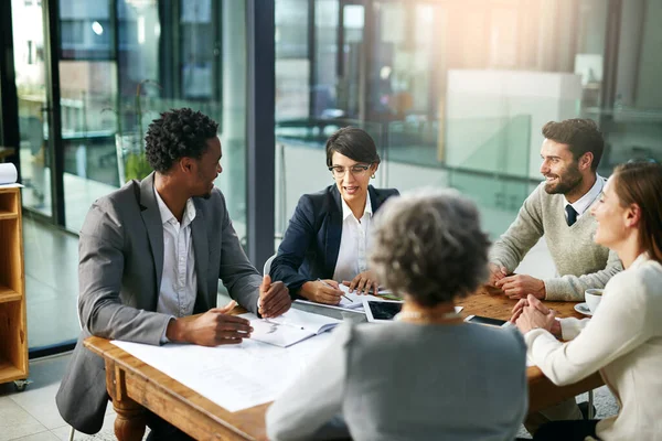Trazendo Suas Ideias Para Mesa Grupo Empresários Reunidos Sala Reuniões — Fotografia de Stock