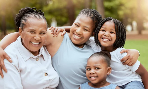 Zwarte Familieknuffel Van Kinderen Moeder Grootmoeder Ontspannen Samen Het Natuurpark — Stockfoto