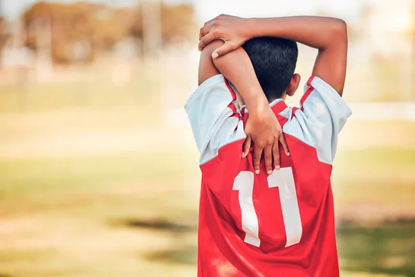 Fotboll Fotboll Och Pojke Stretching Arm Gör Sig Redo För — Stockfoto