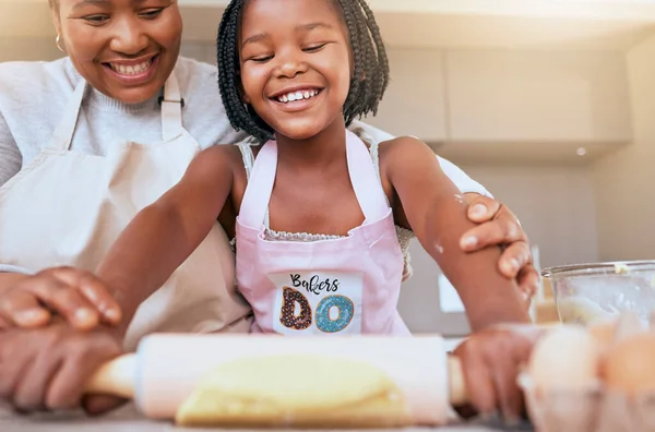 母亲和孩子在厨房帮忙 学习和微笑一起在一个房子里滚动面团 快乐的非洲妈妈教一个女孩在家里烘焙或烹调 — 图库照片