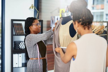 Aşk ve beceri birlikte çalıştığında, bir başyapıt bekle. Moda tasarımcıları yeni bir tasarım üzerinde ölçüm yapıyorlar