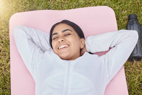 Szczęśliwa Kobieta Leżąca Macie Ćwiczeń Parku Ogrodzie Trawie Dla Spokoju — Zdjęcie stockowe