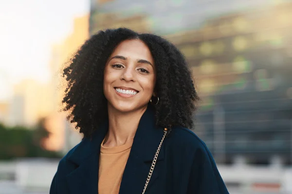 Retrato Feliz Ciudad Con Una Mujer Negra Negocio Pie Fuera — Foto de Stock