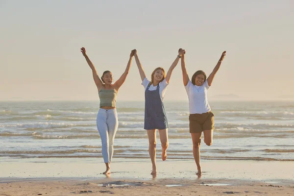해변에서 친구들 여자들 뛰어놀고 여름휴가 야외에서 유대를 맺거나 활동을 여행을 — 스톡 사진