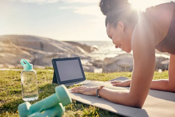 自然和平板电脑与女性一起在网上健身课 流媒体直播或视频学习模拟在夏天 带着运动器材和技术屏风的公园里的普拉提 伸展和锻炼女运动员 — 图库照片
