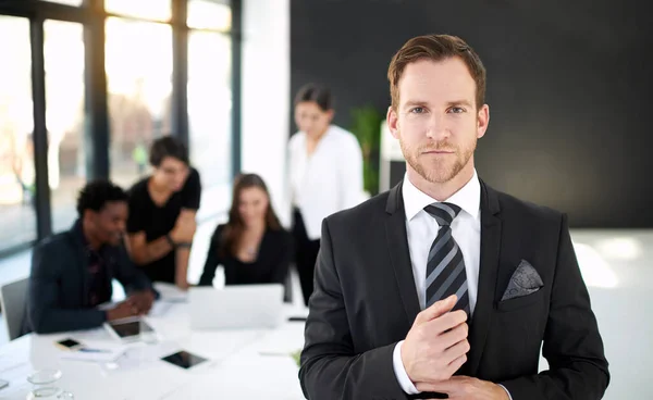 Confiança Poderosa Retrato Homem Negócios Uma Reunião Diretoria Com Colegas — Fotografia de Stock