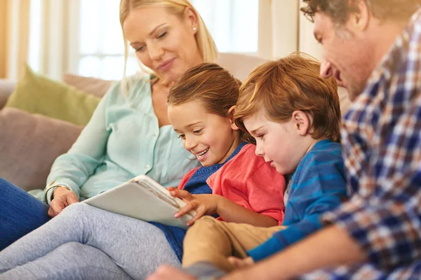 Birlikte Kitap Okuyan Bir Aile Bir Ailenin Evde Birlikte Vakit — Stok fotoğraf