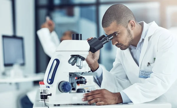 Kijkt Eens Goed Een Jonge Mannelijke Wetenschapper Die Zijn Lab — Stockfoto