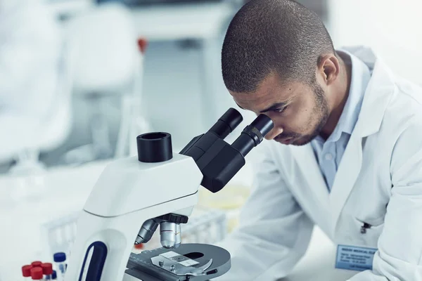 Vidět Vidět Pouhým Okem Mladý Mužský Vědec Pracující Své Laboratoři — Stock fotografie