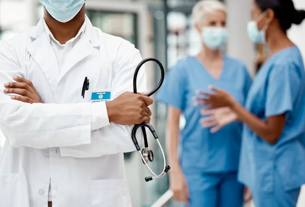 Siyahi Adam Doktor Steteskop Kollarını Kavuşturup Hastanede Sağlık Için Yerinde — Stok fotoğraf