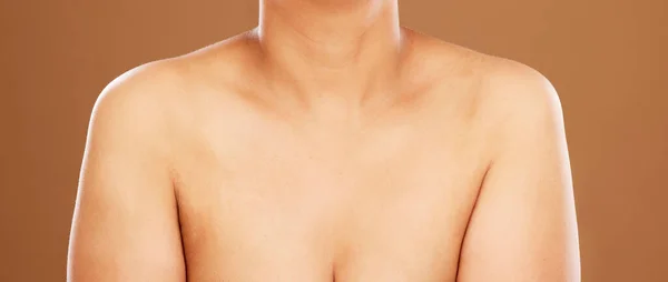 健康と乳がんの意識のための茶色のスタジオの背景に女性 胸とスキンケア ヘルスケアとセルフケアのために裸でポーズをとる女性モデルの人体 バスト — ストック写真