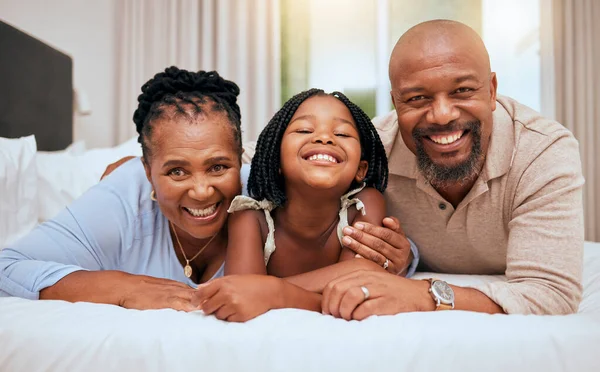 黒の家族 ベッドとの関係の絆のために自宅でベッドルームで一緒にリラックス 幸せな家族 両親の笑顔と興奮した子供の肖像画 笑顔や家族の家での幸福のために朝に置く — ストック写真