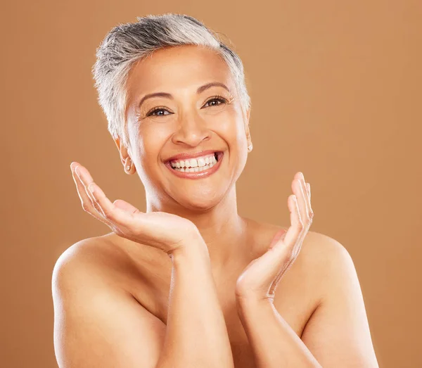 在演播室里 一个有着橙色背景的笑着的老年黑人妇女的瘦弱 美丽和肖像 抗衰老美容产品 护肤产品和化妆品的健康 幸福和老年女性模式 — 图库照片