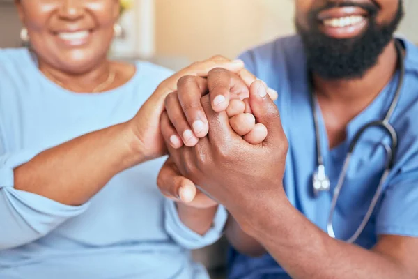 Pielęgniarka Trzymanie Ręce Wsparcie Pacjenta Rodzaj Opieka Lekarzem Dając Czarnej — Zdjęcie stockowe