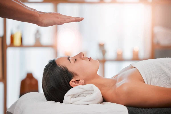 Reiki Energi Och Ljus Med Kvinna Spa För Alternativ Medicin — Stockfoto