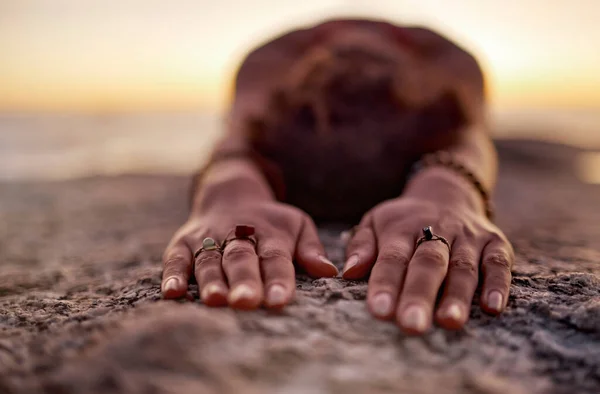 Fitness Žena Meditace Nebo Jóga Ruce Písečné Podlaze Táhnoucí Pláži — Stock fotografie