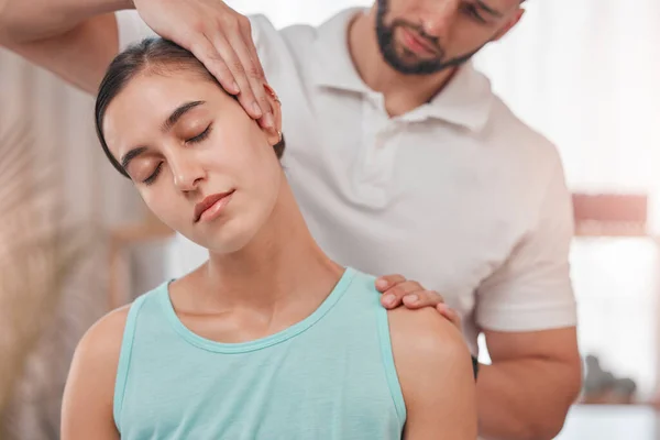 颈部疼痛以及与妇女和医生一起进行保健 脊椎手术或咨询 男子和病人的按摩 健康或体格检查 以进行康复 治愈或治疗 — 图库照片