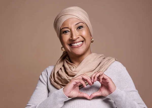Manos Corazón Musulmán Con Una Mujer Madura Estudio Sobre Fondo —  Fotos de Stock