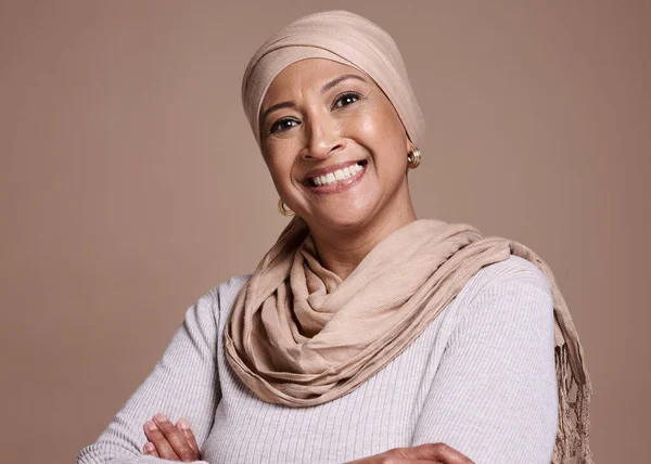 Hijab 一个有着美丽 护肤和肌肤健康的伊斯兰模型的女性和微笑肖像 一个带着文化和化妆品微笑的穆斯林 阿拉伯人和索迪人的快乐 化妆品和脸 — 图库照片