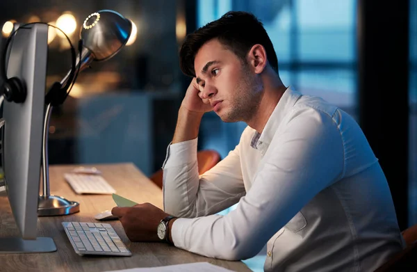 Üzletember Stressz Vagy Unatkozik Számítógépen Éjszakai Iroda Kiberbiztonsági Weboldal Digitális — Stock Fotó
