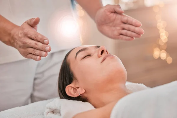 Mulher Mãos Relaxar Reiki Spa Para Gerenciamento Estresse Alívio Dor — Fotografia de Stock