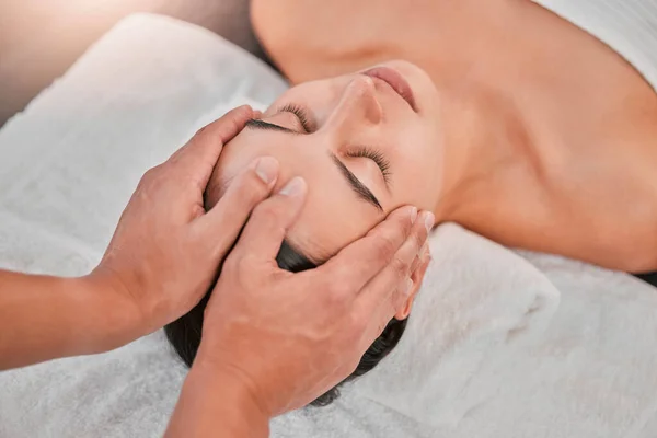 Mulher Mãos Massagem Cabeça Relaxar Spa Para Bem Estar Saúde — Fotografia de Stock