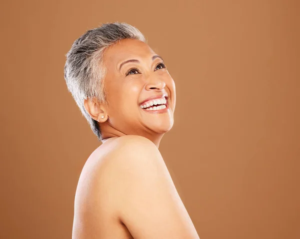 Kecantikan Perawatan Kulit Dan Senyum Dengan Wanita Senior Untuk Perawatan — Stok Foto