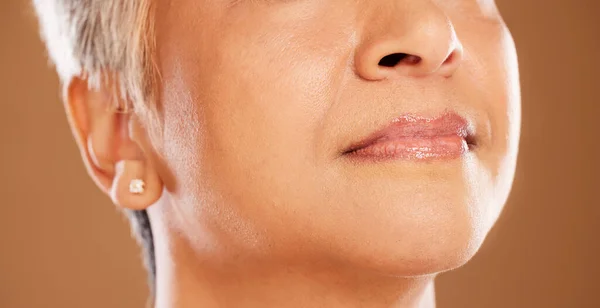 嘴唇和美丽与一个成熟的女人在工作室的棕色背景 以促进化妆品 假扮成自然皮肤或嘴唇治疗的老年女性的嘴巴 皮肤护理和健康 — 图库照片