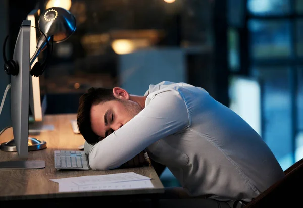 コールセンターオフィスの男 燃え尽き 睡眠は Crmコンプライアンスコンサルティング会社で働くことから過労しました オンラインで企業文書計画からビジネスマン 睡眠と精神的な健康上のストレス — ストック写真