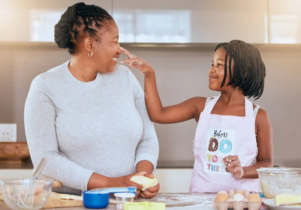 Щасливі Мама Дитина Вчаться Готувати Або Випікати Торт Кухні Вдома — стокове фото