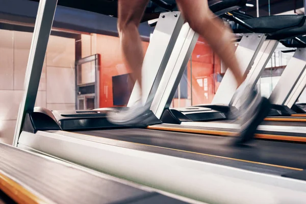 Fitness Esteira Com Homem Correndo Máquina Para Exercício Treinamento Cardio — Fotografia de Stock
