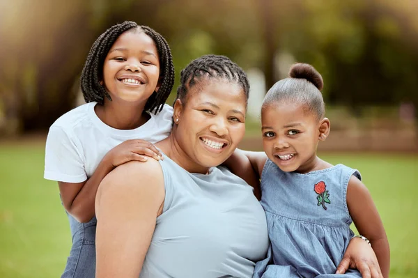 Mulher Preta Crianças Parque Natureza Uma Família Conjunto Com Sorriso — Fotografia de Stock