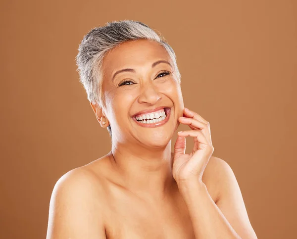 Cuidado Piel Bienestar Mujer Mayor Con Maquillaje Para Cara Con —  Fotos de Stock