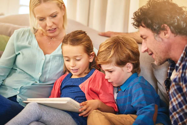 Okuma Sevgisi Aşılıyor Bir Ailenin Evde Birlikte Vakit Geçirmesi — Stok fotoğraf