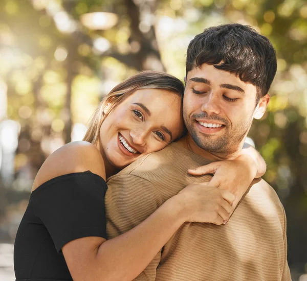 Miłość Para Przytulić Jest Szczęśliwy Uśmiech Romantyczny Dla Związku Więzi — Zdjęcie stockowe