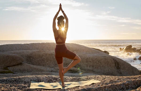瑜伽和日落与女人在海滩上岩石健身 禅定和冥想健康 通过海洋对女孩进行平衡 锻炼或呼吸健康方面的训练 使她们放松 精神和信念 — 图库照片