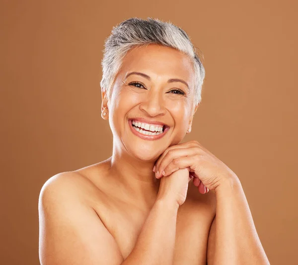 快乐的老年女性 从健康的温泉脸和清洁的自然面孔在美容院的护肤美容美容美发 奢华的防晒霜 有美容美发的笑容和棕色背景的印度人 — 图库照片