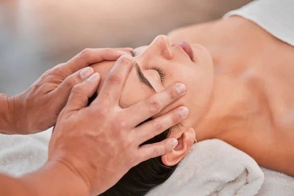 Kvinna Händer Eller Huvud Massage Spa Huvudvärk Lättnad Stresshantering Eller — Stockfoto