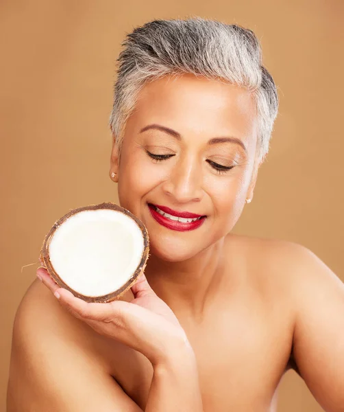 Schoonheid Kokosnoot Huidverzorging Met Vrouw Natuurlijke Cosmetische Product Reclame Tegen — Stockfoto