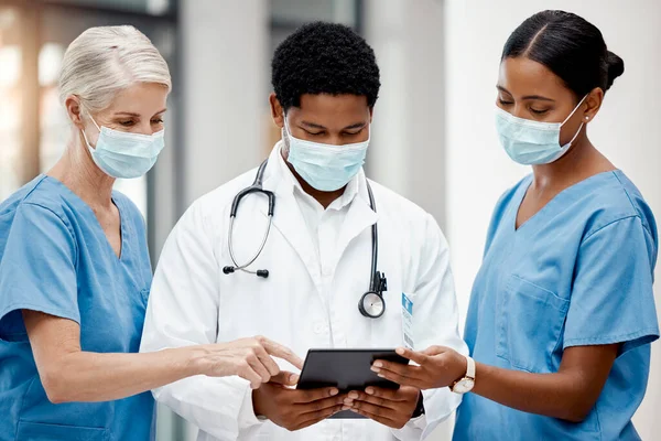 Läkare Team Och Tablett Planering Covid Behandlingsplan Med Sjuksköterska Och — Stockfoto