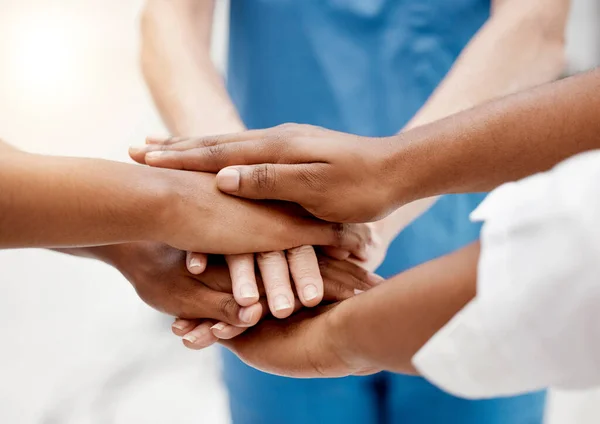 Hände Team Und Ärzte Gesundheitskollaboration Mit Vielfalt Gesundheitswesen Und Teamarbeit — Stockfoto