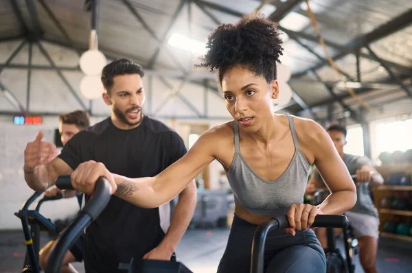 与黑人女子一起在健身房锻炼自行车 动机和私人教练 以进行锻炼或健身 与女性一起工作的健康 培训和骑自行车 以及在健康或健康俱乐部工作的教练 — 图库照片